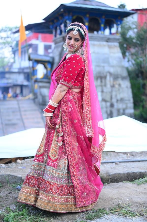 Bride in a pink lehenga at Triyuginarayan temple