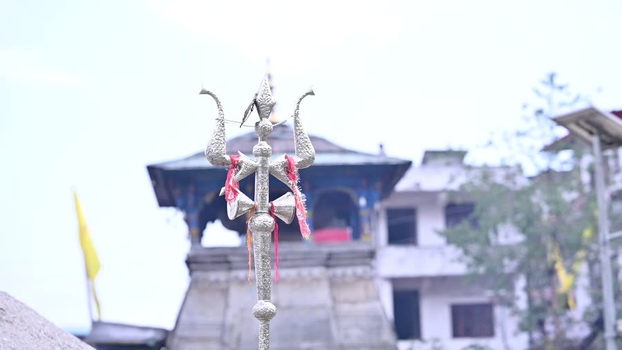 Trident at Triyuginarayan temple (video)